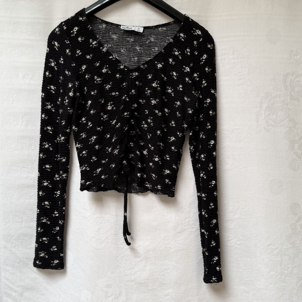 Hollister Women's Medium Black Cropped Floral‎ Y2K Long Sleeve V Neck Festival